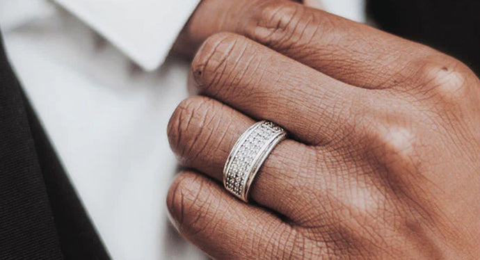 https://www.withclarity.com/cdn/shop/articles/ALL_OF_THE_DIFFERENT_STYLES_OF_WEDDING_BANDS_FOR_MEN_EXPLAINED_345x345@2x.jpg?v=1698291916