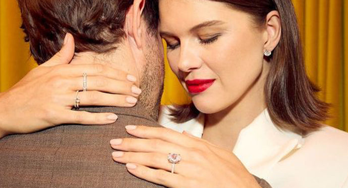 Solitaire Engagement Ring vs. Pavé Engagement Ring, Which One Should You Choose?